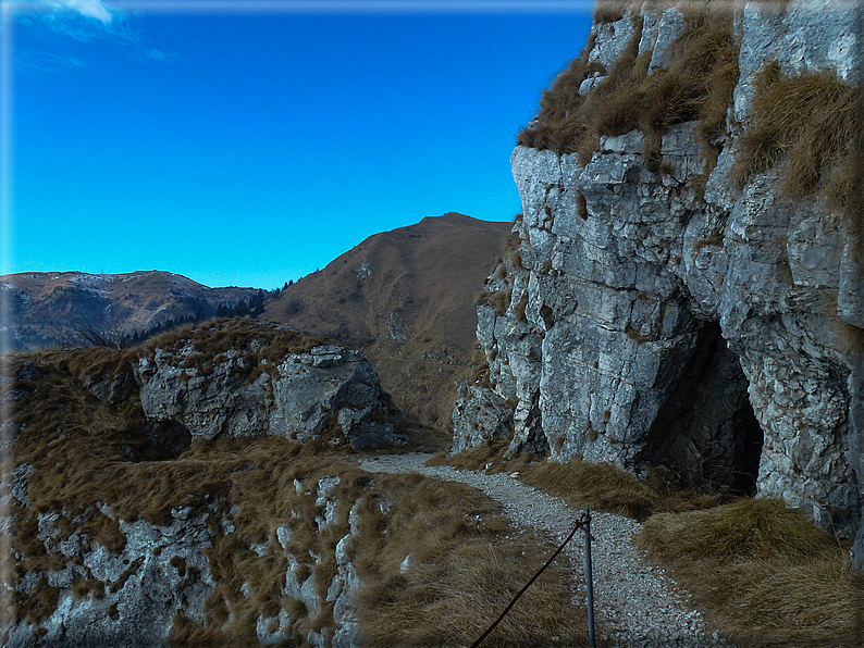 foto Salita dal Monte Tomba a Cima Grappa